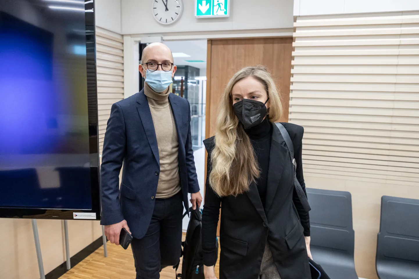 Ajakirjanikud Mihkel Kärmas ja Anna Pihl 16. veebruaril Harju maakohtus.