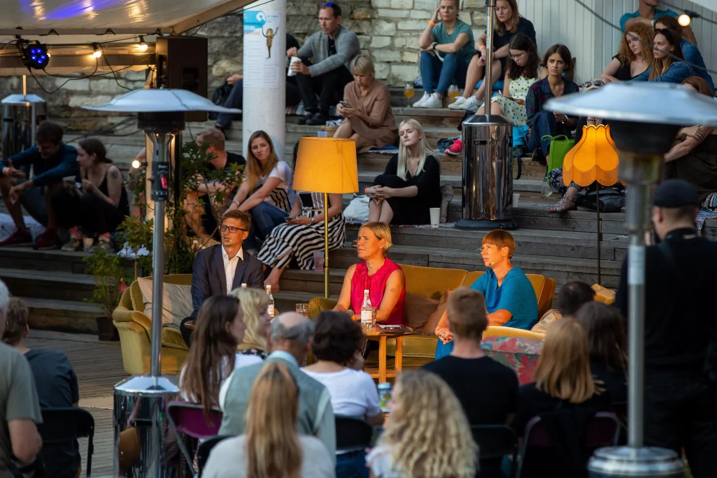 President Kersti Kaljulaid (paremalt), õiguskantsler Ülle Madise ja riigikohtunik Ivo Pilving festivali viimases vestlusringis.