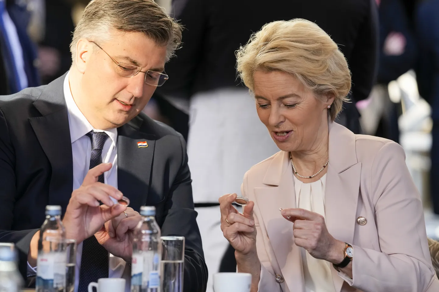 Horvaatia peaminister Andrej Plenkovic ja Euroopa Komisjoni president Ursula von der Leyen tutvumas uute Horvaatia euromüntidega Zagrebis.