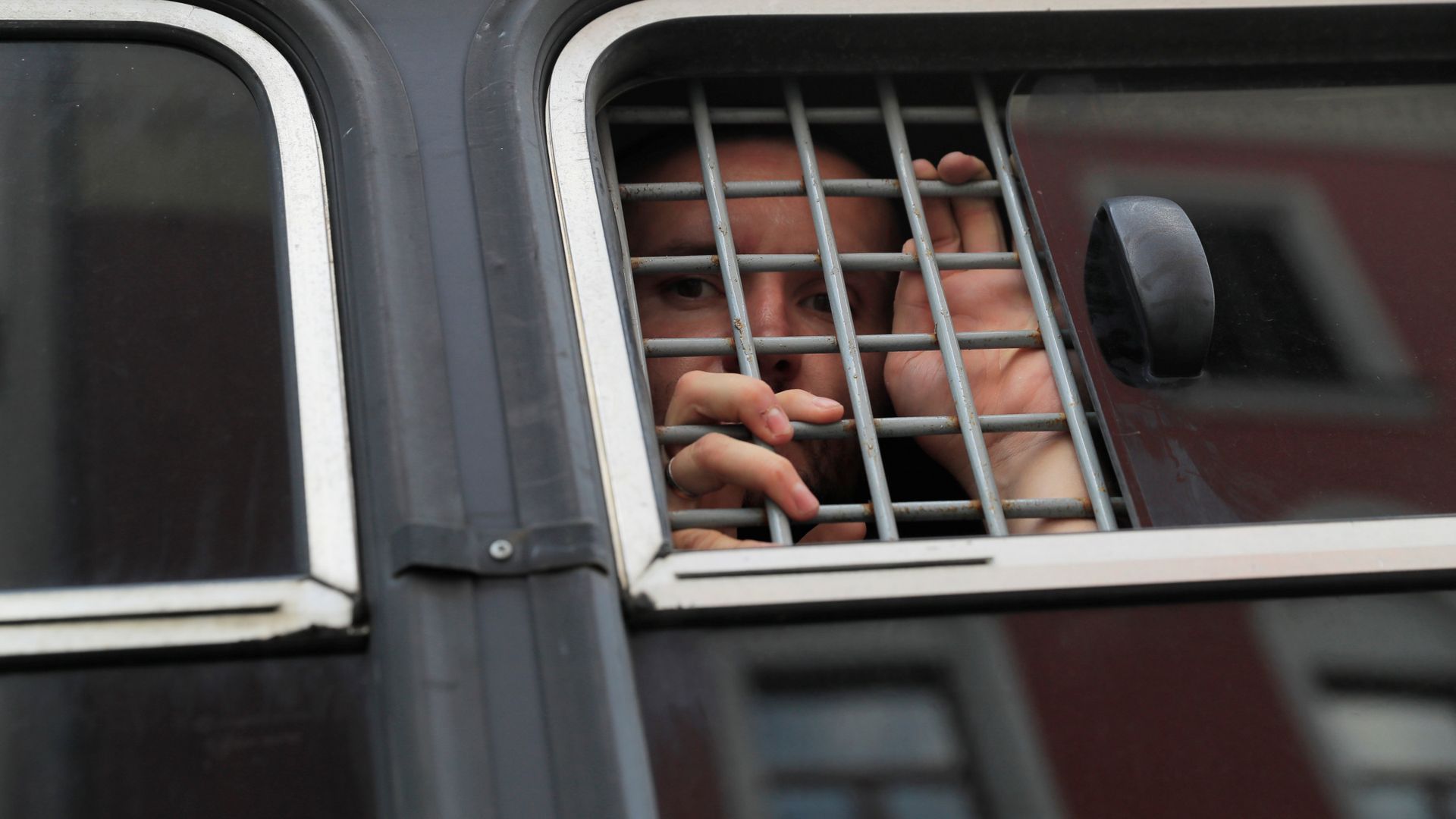Policija apsargā Maskavas mēriju un aiztur garāmgājējus
