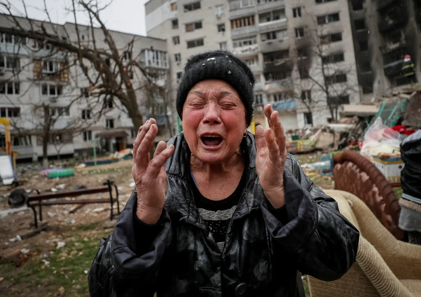 Pildil on 77-aastane Maria, üks paljudes Ukraina naistest, kes kaotas korraga nii oma tütre kui tütremehe.