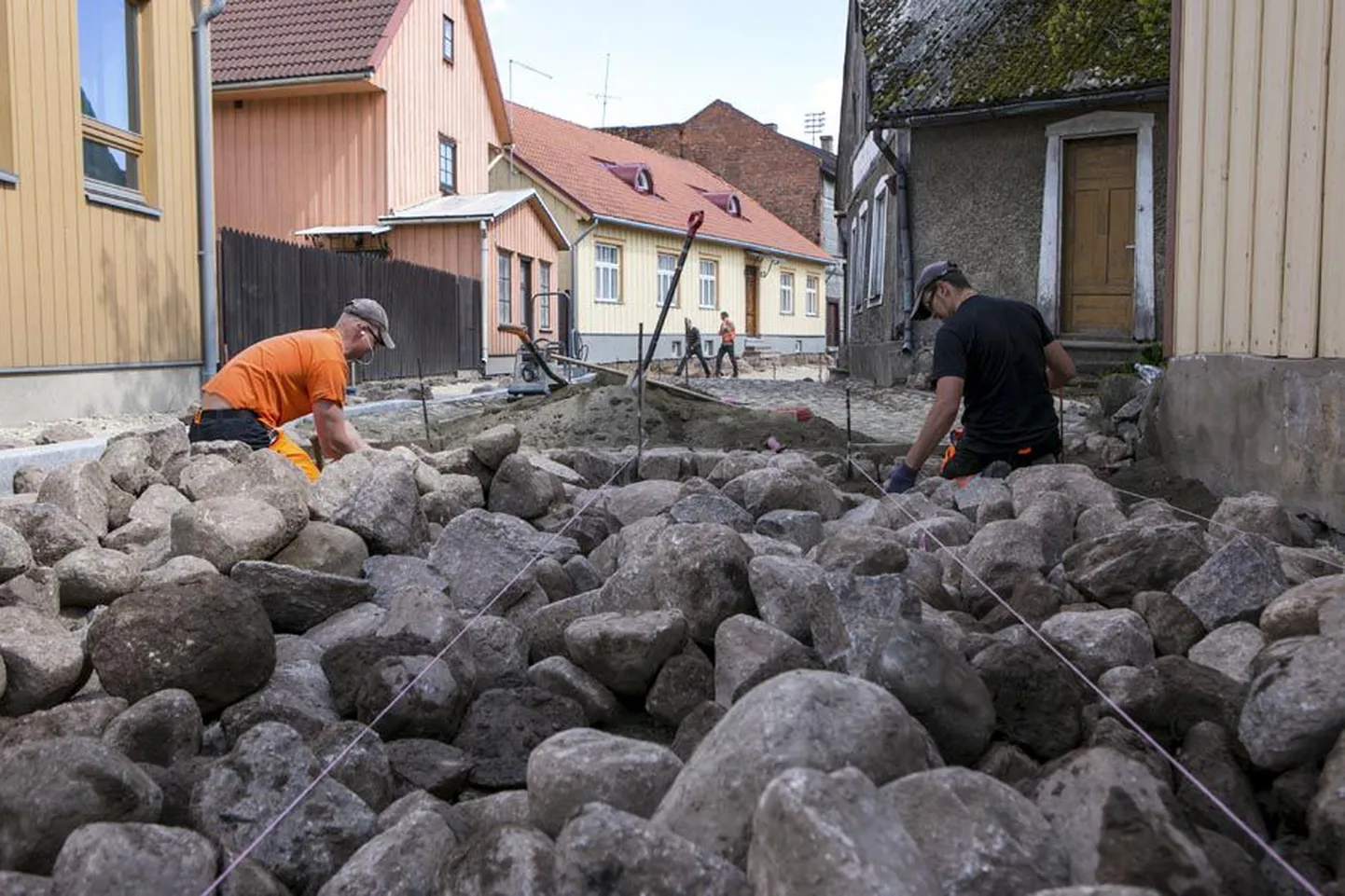 Teisipäeva lõunaks olid töömehed Väike-Turu tänaval paarikümne meetri jagu munakiviteed paika ladunud. Tööd jätkub neil veel kaheks kuuks.
