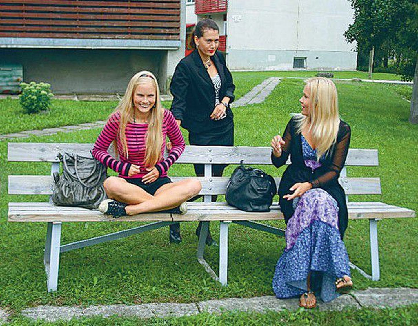 Poolõed Kertu (Liis Haab, vasakult), Mari (Elisabet Tamm) ja Piret (Inga Allik) arutavad, mida haiglasse sattunud halvatud emaga ette võtta.
