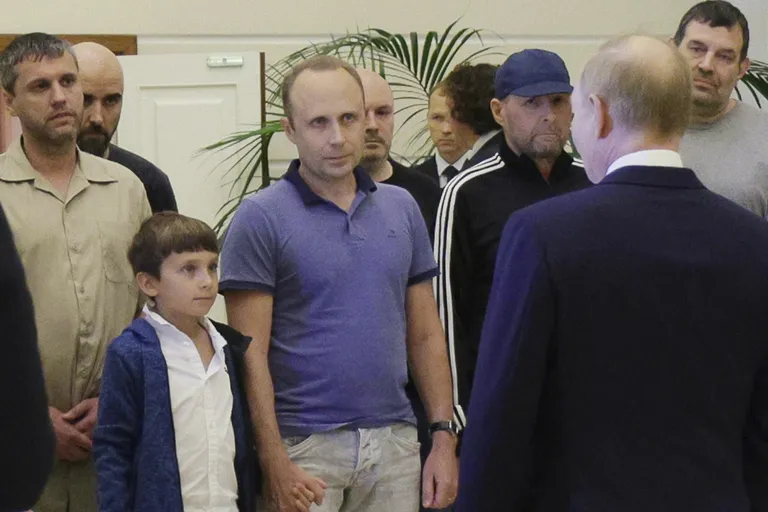 Venemaa režiimi juht Vladimir Putin (seljaga) tervitab 1. augustil Moskvas vangidevahetusega tagasi toodud spioone, nende seas on Pablo González ehk Pavel Rubtsov (pildil vasakul tagumises reas).