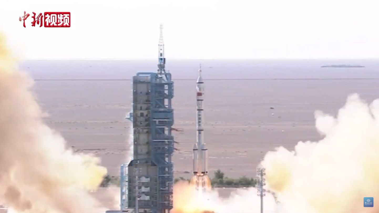 Hiina saatis neljapäeval Shenzhou-12 pardal orbiidile kolm taikonauti.