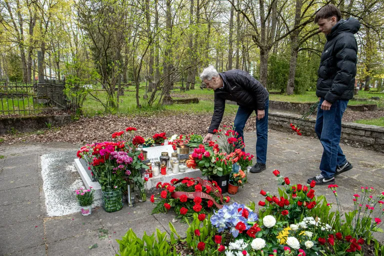 Inimesed asetasid mälestustahvli juurde lilled ja lahkusid.