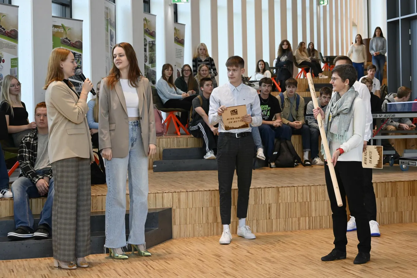 Riigigümnaasiumi direktor Liisa Puusepp andis päevaks juhtohjad Riin Oolmale ning Anett Liisterile.