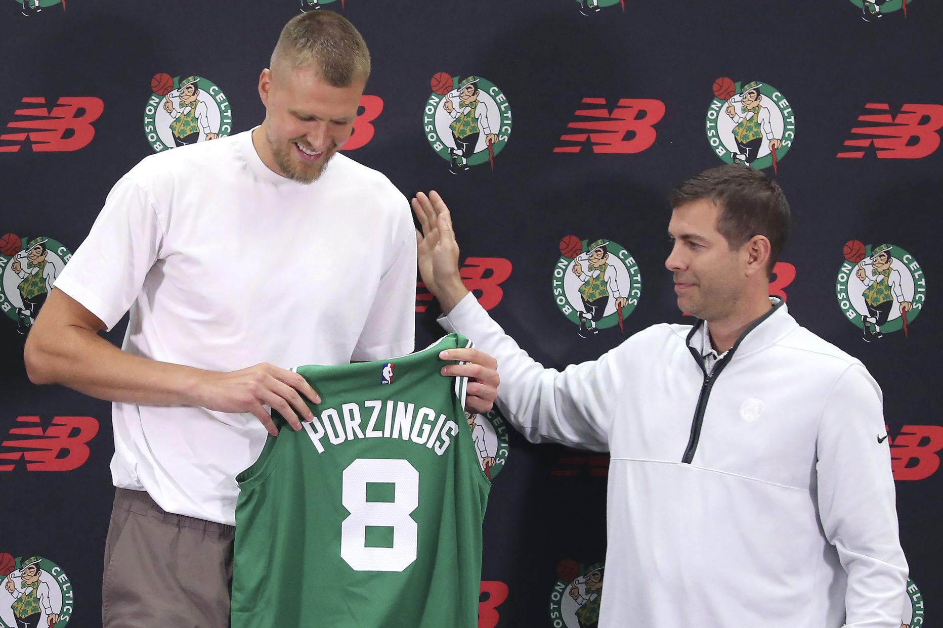 Kristaps Porziņģis un NBA kluba Bostonas "Celtics" prezidents basketbola jautājumos Breds Stīvenss