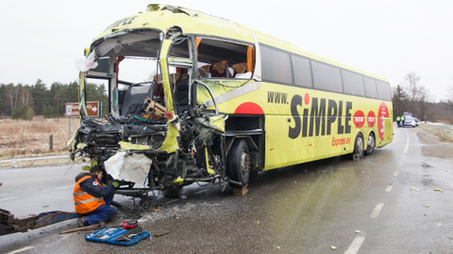 Õnnetuse käigus rammis veoki järelkäru reisibussi esiosa, mille tagajärjel hukkus bussijuht.