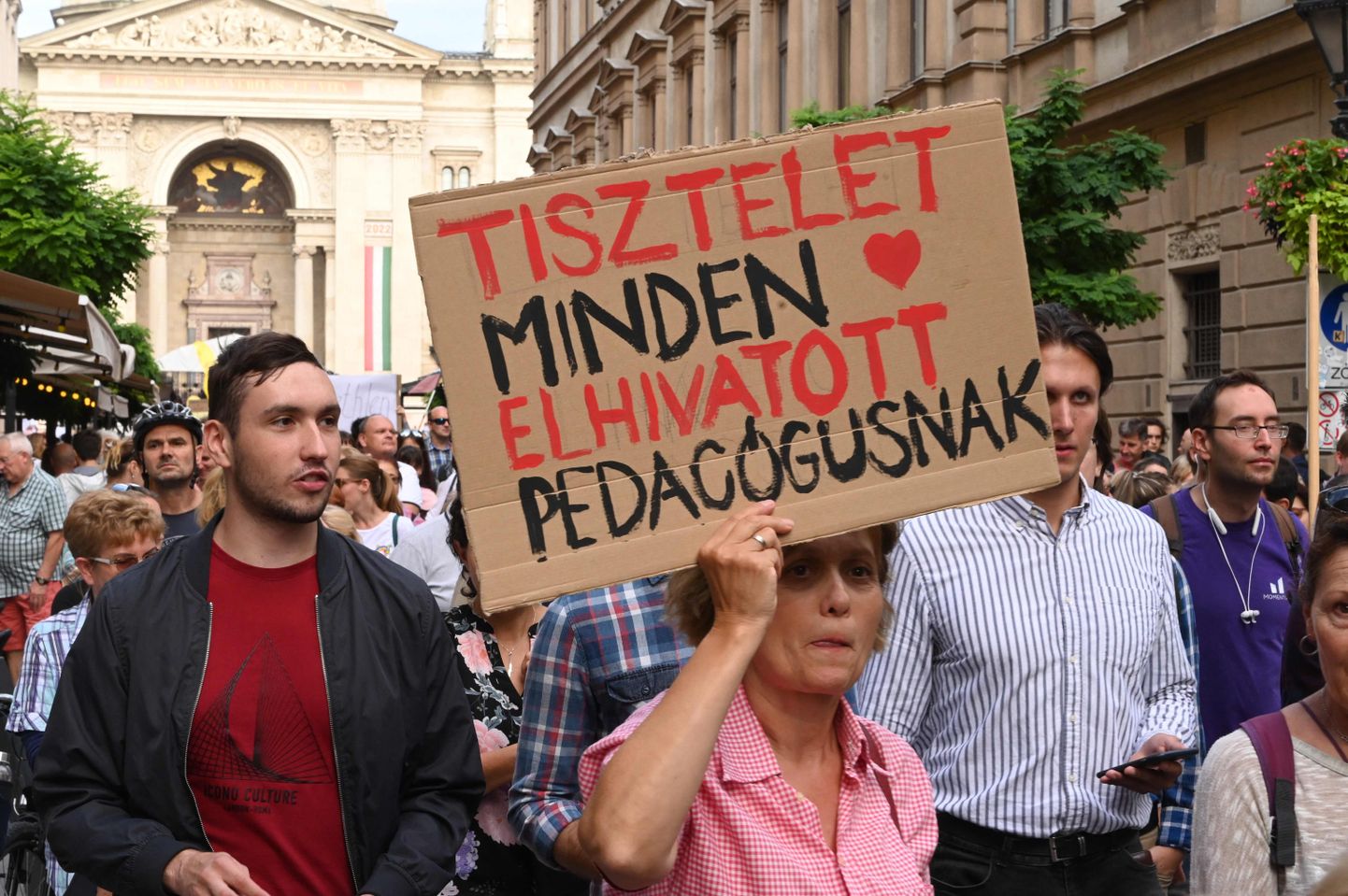 Õpetajate ja nende toetajate meeleavaldus Budapestis 2. septembril 2022. Plakatil seisab: "Lugupidamine kõigile pühendunud õpetajatele".