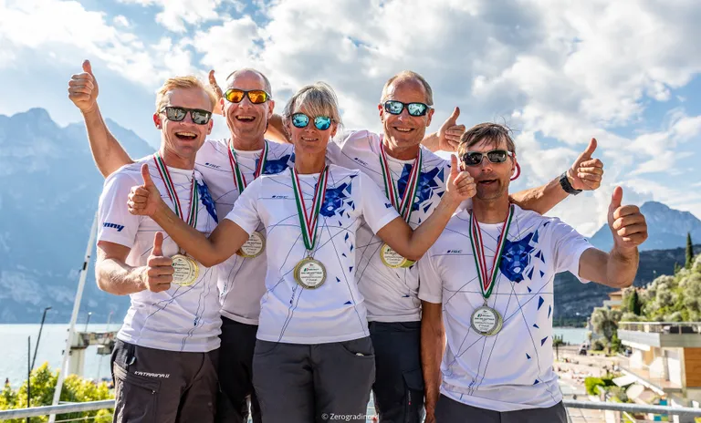 Tõnu Tõniste, Toomas Tõniste, Tammo Otsasoo, Henri Tauts ja Maiki Saaring jahil Lenny EST790 - 2020 Melges 24 Itaalia Meistrivõistluste hõbe ja parim tiim Corinthian arvestuses