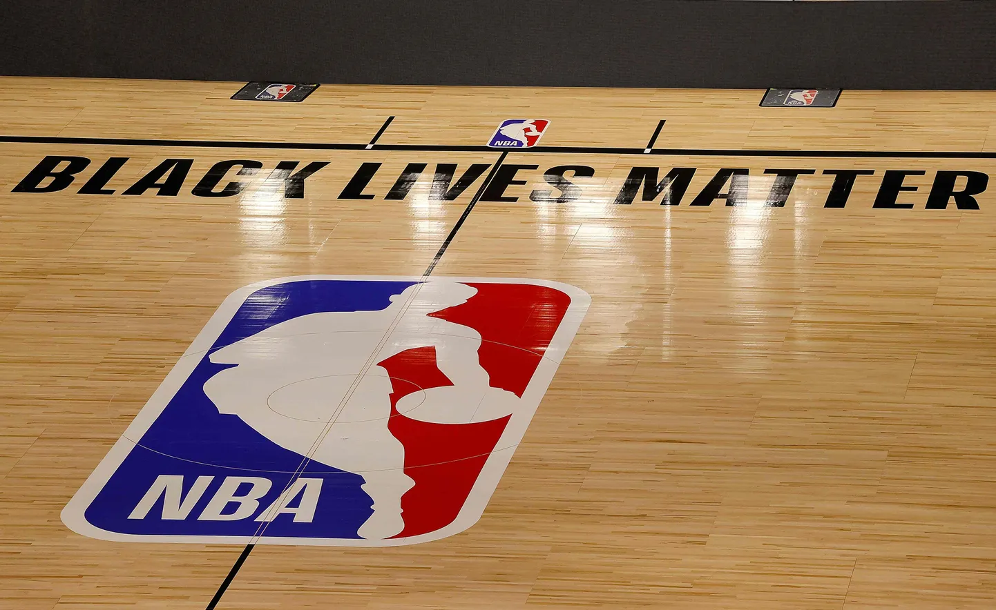 NBA logo uz laukuma dēļiem.