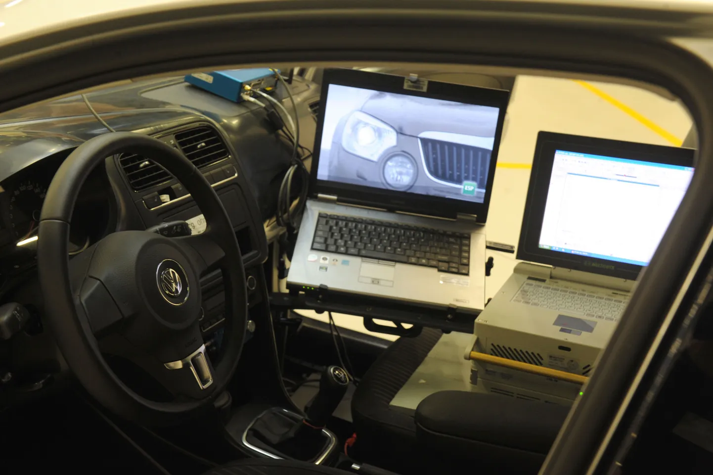 Sülearvutid sõiduautos. Illustratiivne foto.