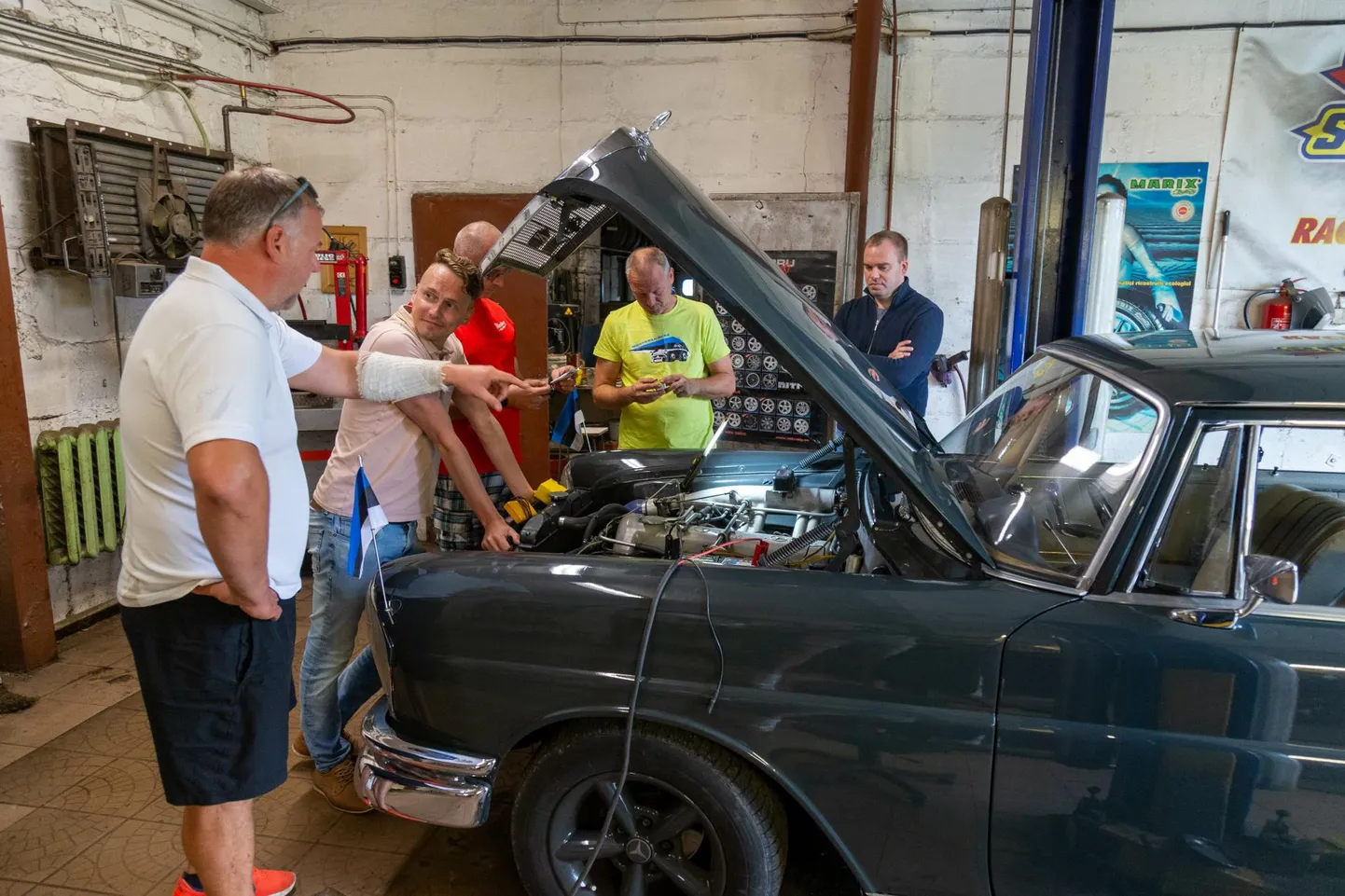 Kaaslased ei olnud Mercedese omanikku üksi jätnud. Kui auto korras, lubati end hommikul Läti poole suundunud vanatehnikakolonnile järele võtta. 