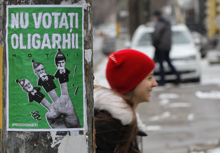 Plakat Chișinău tänaval, mis kujutab Moldova peaministrit Pavel Filipi (vasakult), president Igor Dodonit ning ärimeest ja poliitikut Ilan Shori, juures on kiri «Ära hääleta oligarhide poolt!».