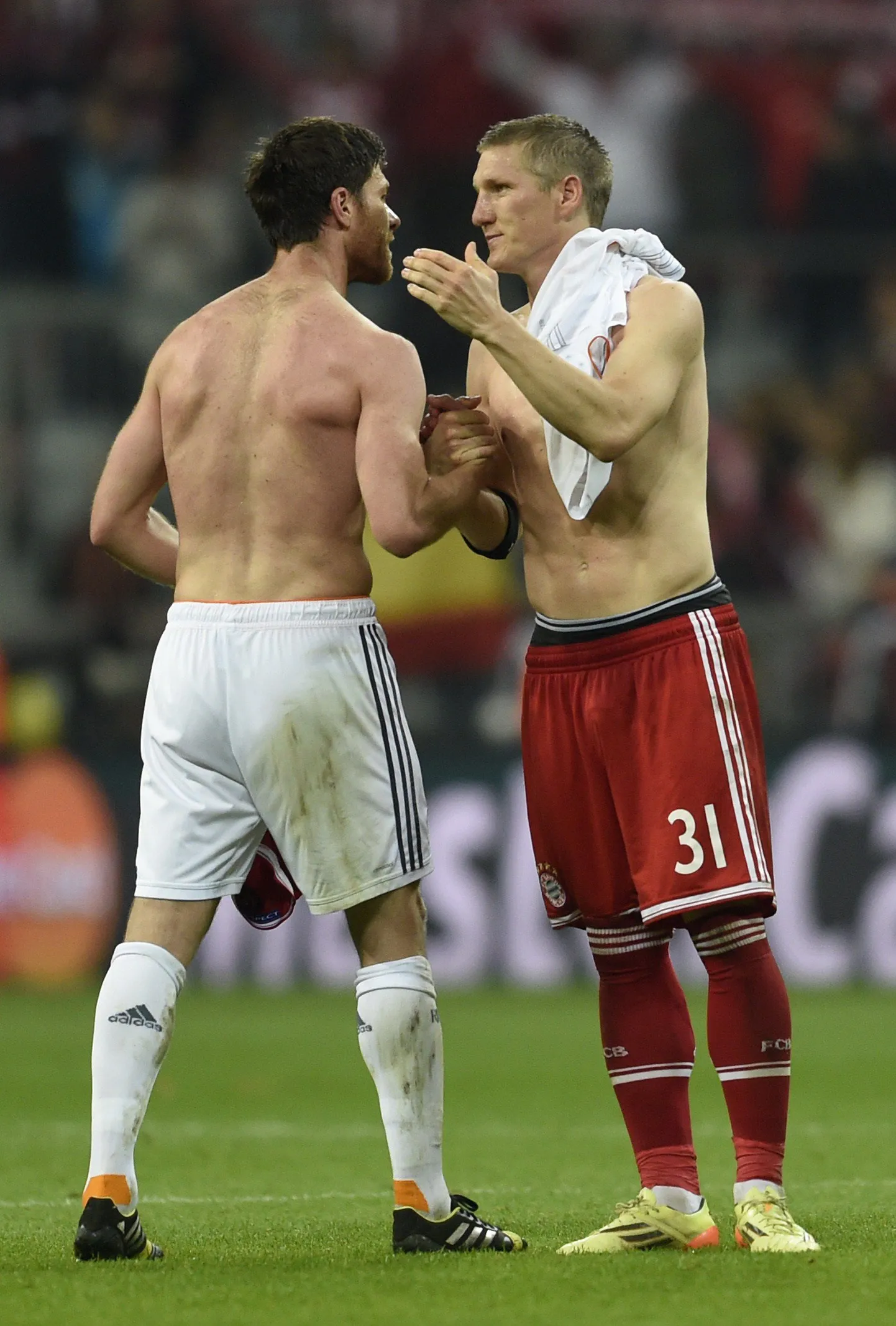 Xabi Alonso (vasakul) ja Bastian Schweinsteiger vahetasid pärast mänge särke. Mõlema mehe jaoks oli tegemist selle hooaja viimase mänguga Meistrite liigas