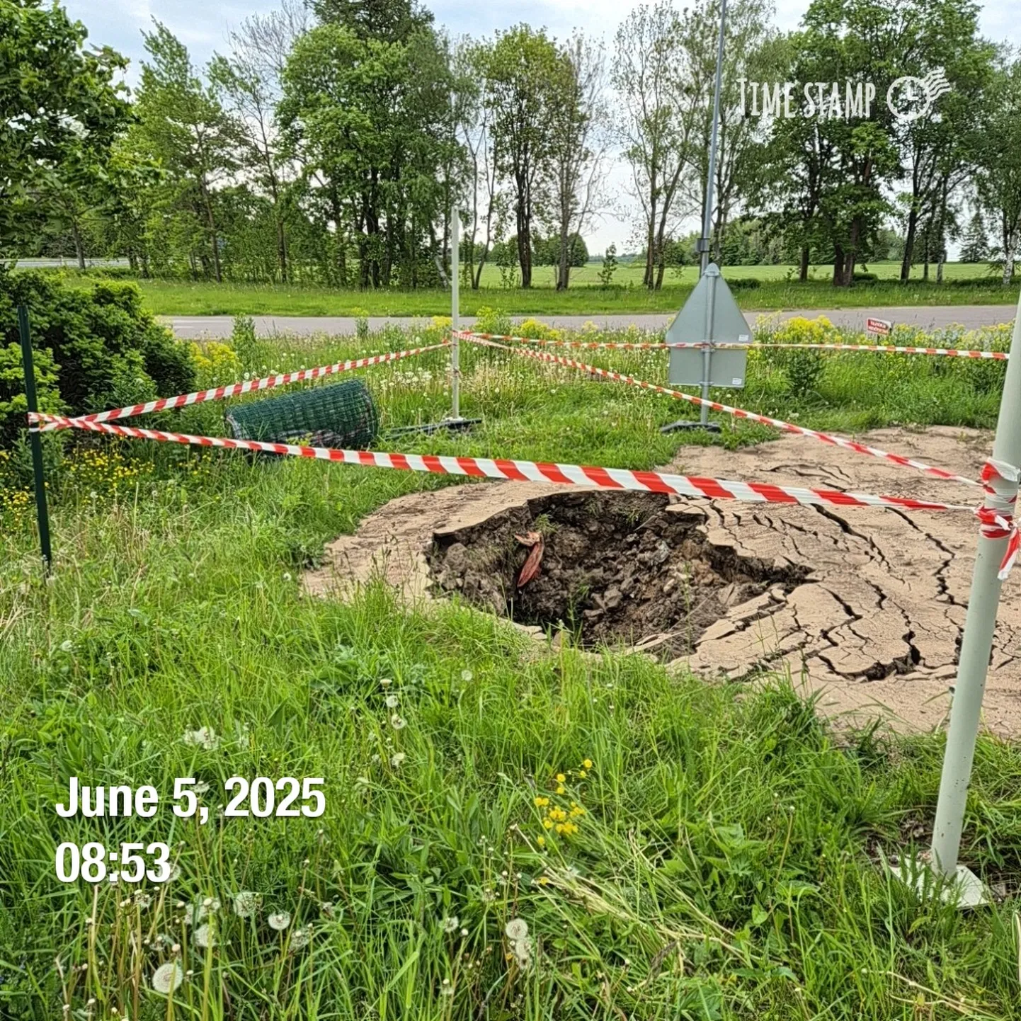 Kukrusel täidetud varinguaugu kohale tekkis üsna kiiresti sügav lohk.