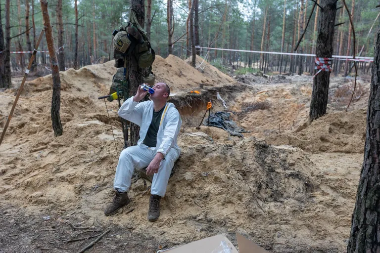 Väsinud kohtumeditsiiniekspert Izjumi matmispaigas.