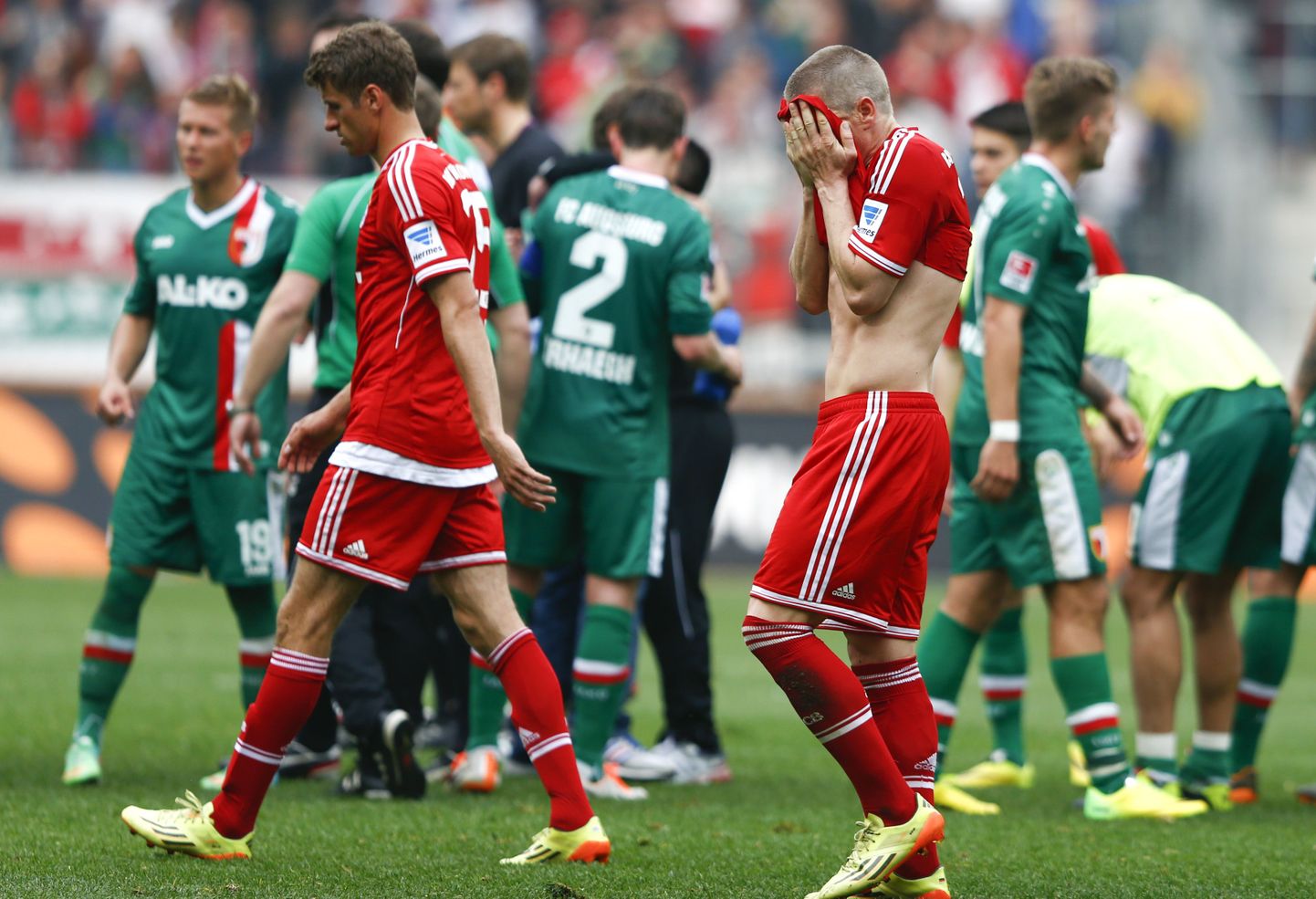 Мюнхенская «Бавария» потерпела первое поражение в бундеслиге с октября 2012 года. В минувшую субботу, 5 апреля, она уступила «Аугсбургу» со счетом 0:1.