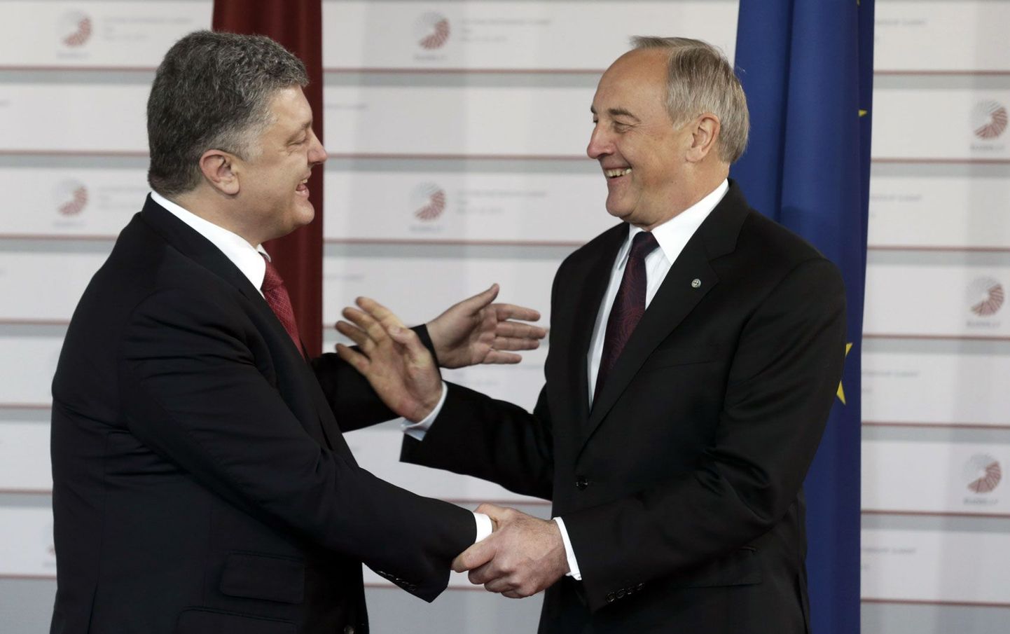 Läti president Andris Bērziņš tervitas Riias toimuval idapartnerluse tippkohtumisel soojalt oma Ukraina ametivenda Petro Porošenkot.