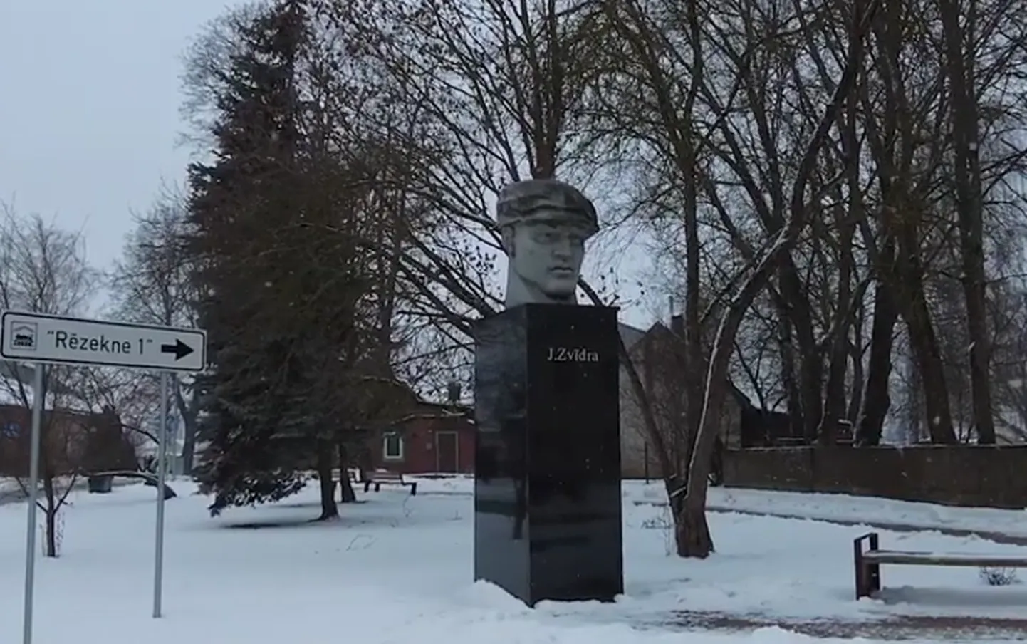 Памятник Янису Звидре в Резекне