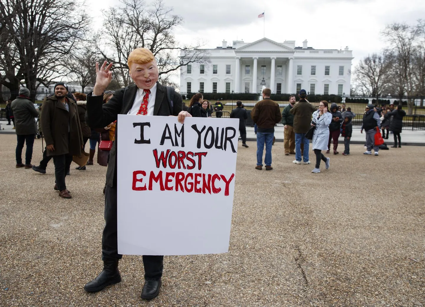 Donald Trumpi välja kuulutatud eriolukorra vastu meelt avaldavad inimesed Washingtonis Valge Maja juures. «Mina olen sinu suurim hädaolukord,» kuulutab plakat Trumpi maskiga meeleavaldaja käes.