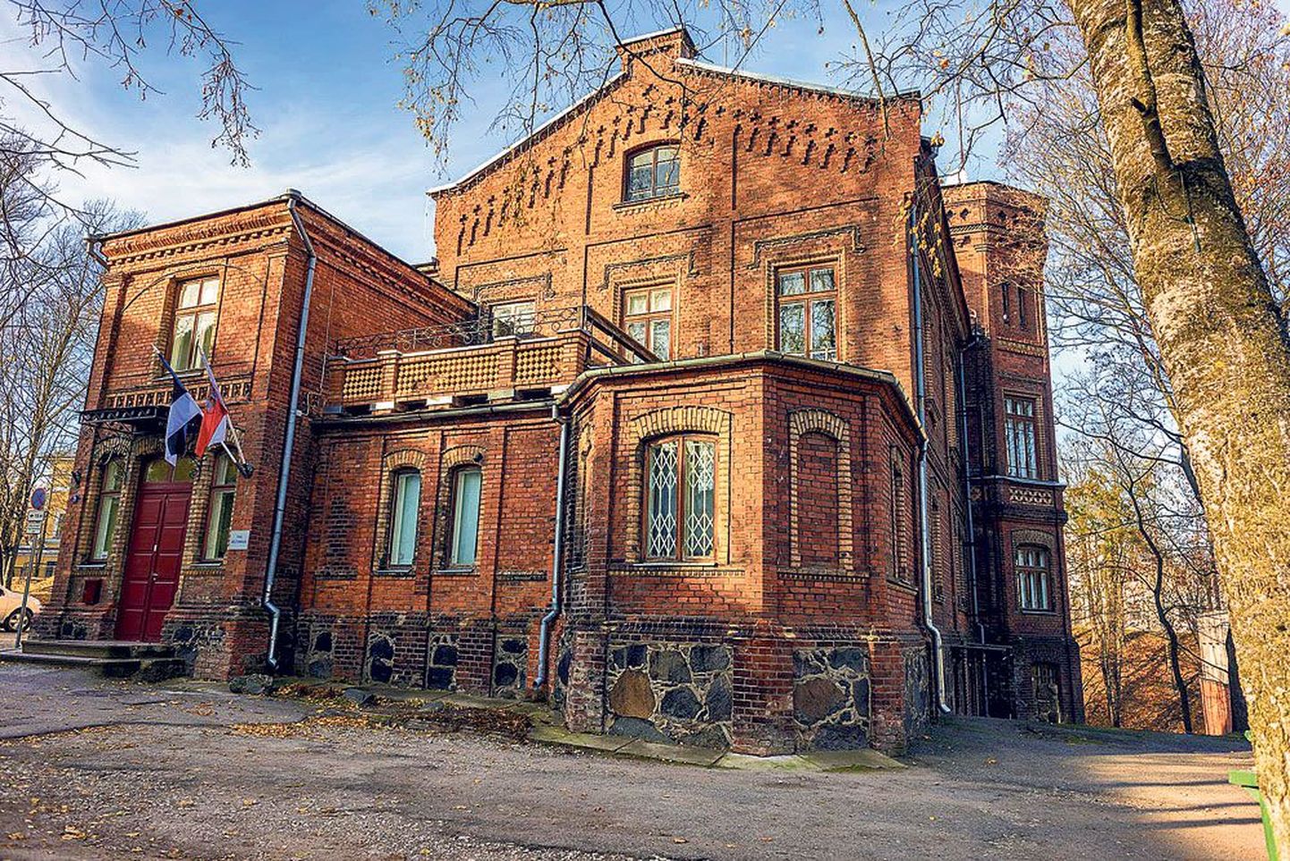 Alexander Konstantin von Oettingenile kuulunud villas vallikraavi nõlval keeb tasaselt Tartu kultuurikatel.