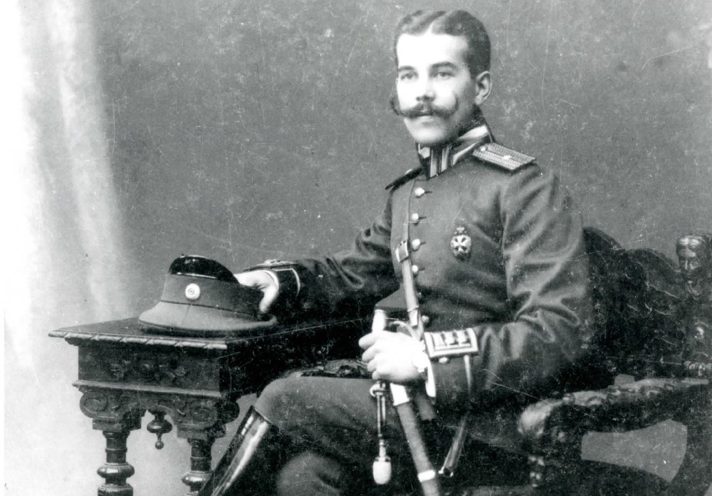Nikolai II ihukaardiväe rügemendi orkestrijuht August Nieländer aastal 1912. Viis aastat hiljem asus ta tegutsema Tartus.