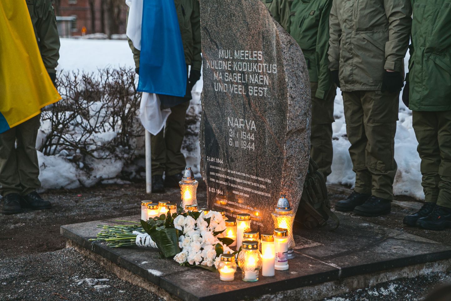 Traditsioonilise lillede asetamise ja küünalde süütamise tseremooniaga meenutati 80 aasta tagust 6. märtsi, mil Punaarmee alustas Narva ja seejärel ka teiste Eesti linnade laastavat pommitamist.