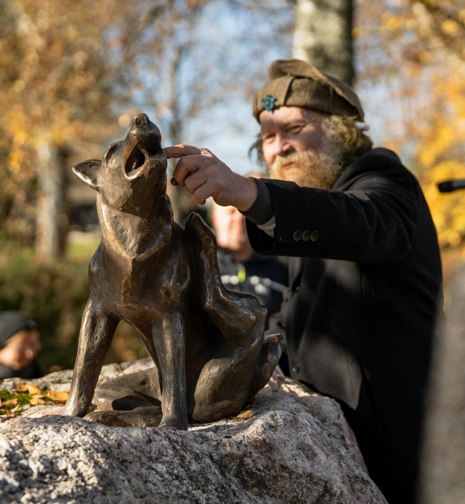 Pulli kiviaja asulakohas on nüüdsest pirakatel kividel infotahvlid paiga ajaloo kohta ja pronksist koer, mille juures tehti täna sadu endleid.