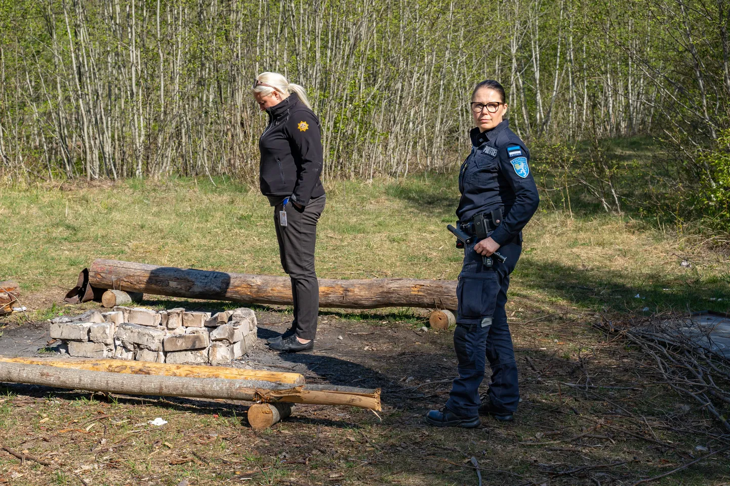 NII POLITSEI KUI PÄÄSTE juhivad edaspidigi ohtlikele kohtadele tähelepanu ja vald koos valduse omanikuga saab ette võtta konkreetseid samme ohutuse tagamiseks. Fotol päästeametnik Maria Vahter ja politseinik Dairi Alliku ühes Kuressaare noorte kogunemiskohas.