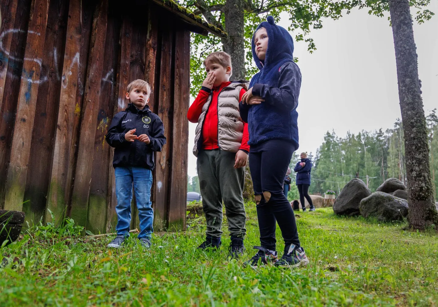 Puiga küla lapsed Otto Leotoots (vasakult) ning Kerto ja Luuna Põder avastasid aprilli alguses kuuri taga lebanud mehe ning teavitasid sellest täiskasvanut, kes abivajajale abi kutsus. Politsei andis kolmele lapsele hooliva teo eest tänukirjad.