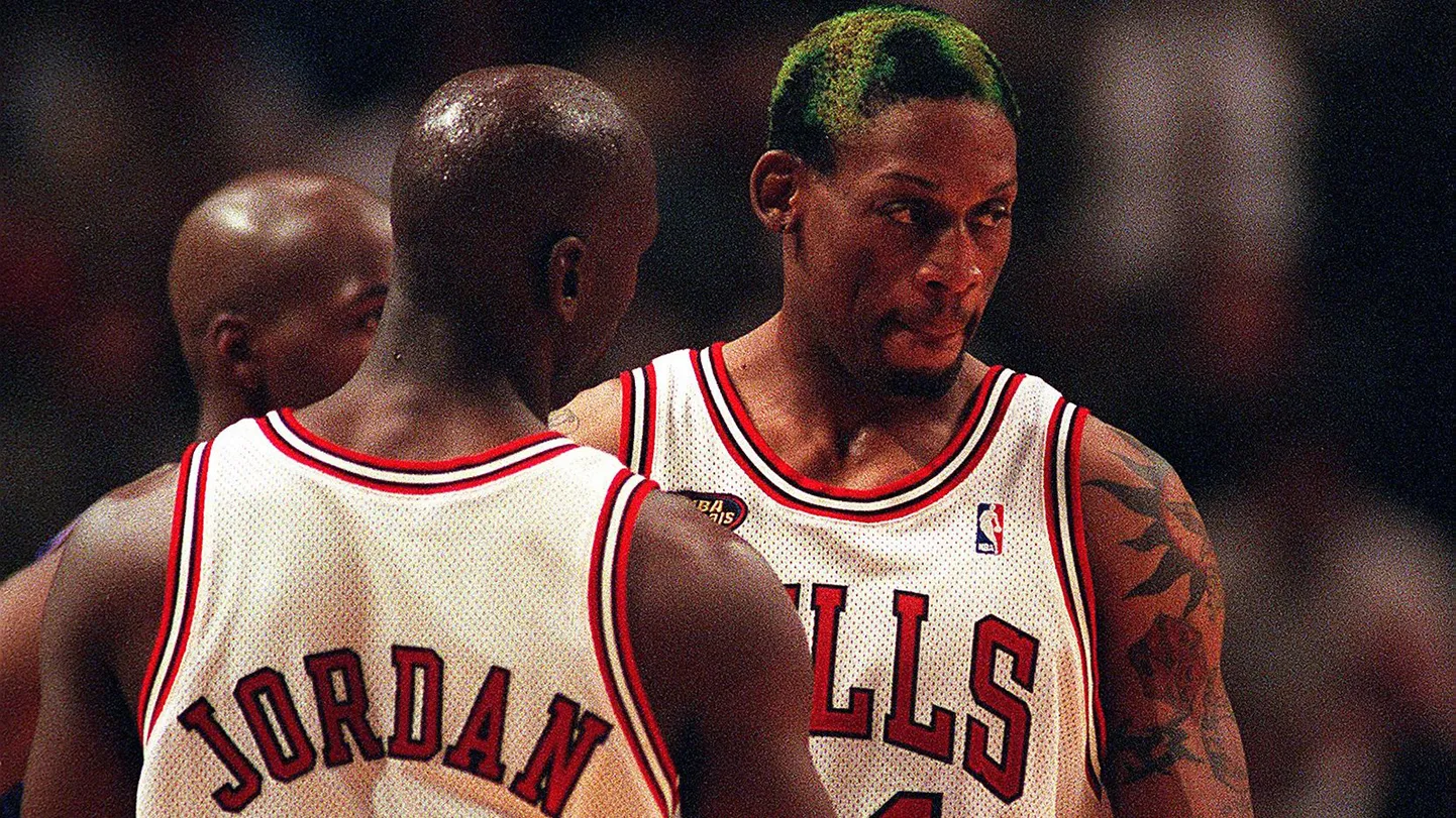 Dennis Rodman (paremal) ja Michael Jordan 1998. aasta NBA finaalis.