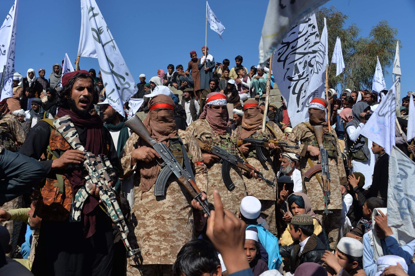 Afganistani islamiliikumise Taliban võitlejad ja külaelanikud tähistavad USA-ga sõlmitud kokkulepet.