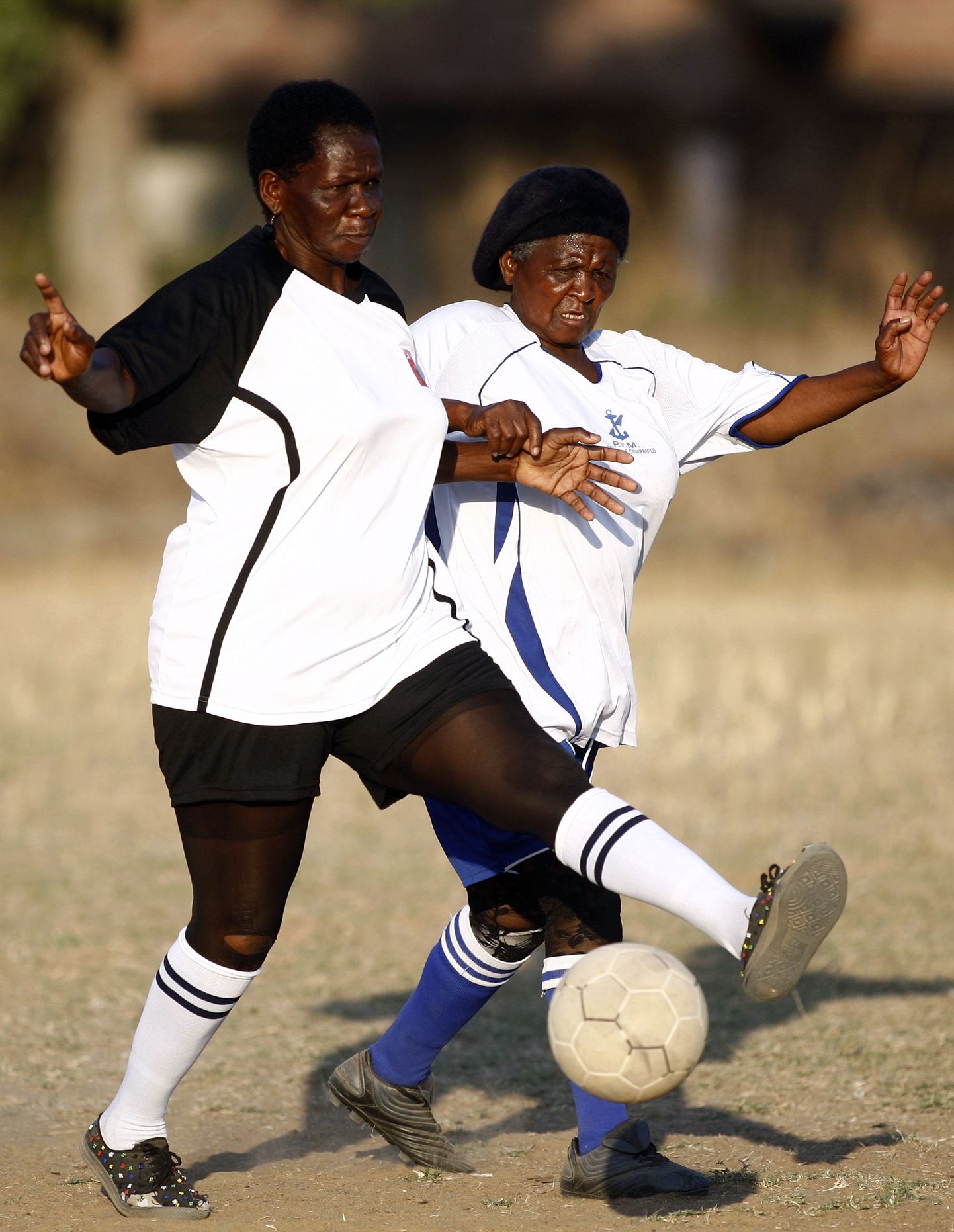 Aafrika vanamemmed kohalikul jalgpallimatšil