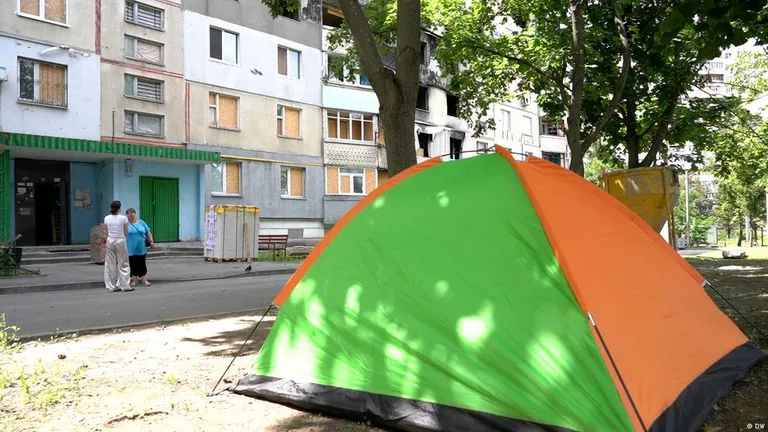 Боясь оказаться под завалами, Светлана Орехова с семьей ночует в палатке перед домом
