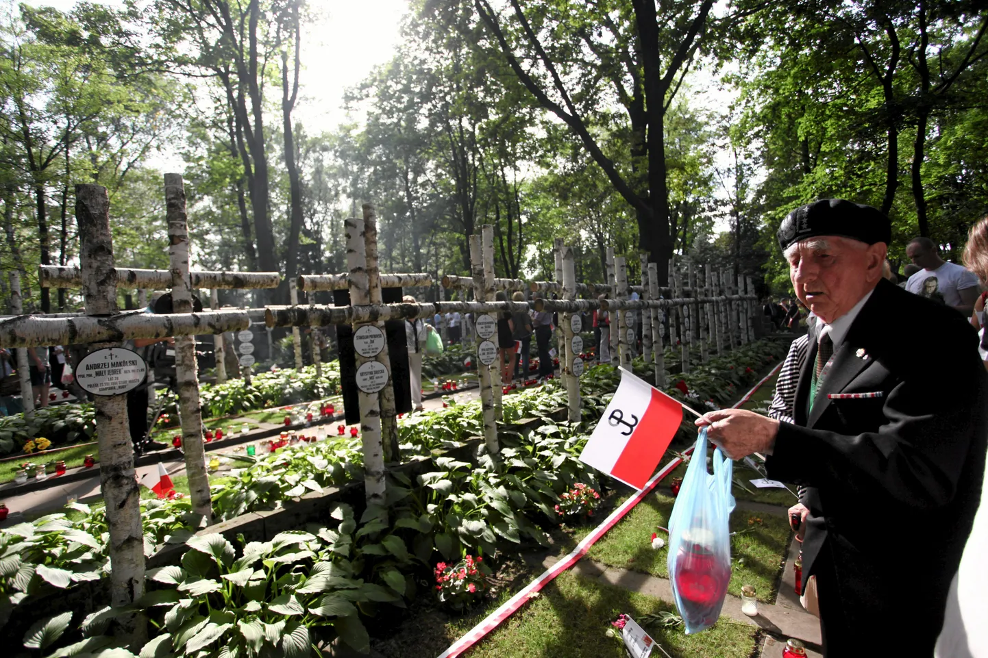 Veteran Varssavi ülestõusu aastapäeva puhul hauale küünalt asetamas.