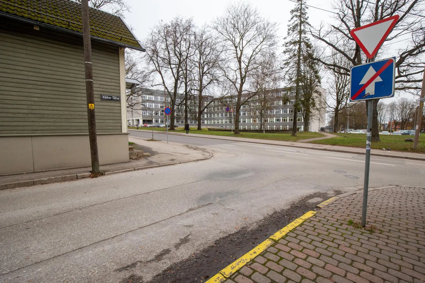 Väike-Tähel tänavalt tulev sõiduk peab küll andma teed Tähe tänaval sõitjatele, kuid nurga tagant vaatevälja jõudvaid jalakäijaid üle laskma ei kohusta autojuhti miski.