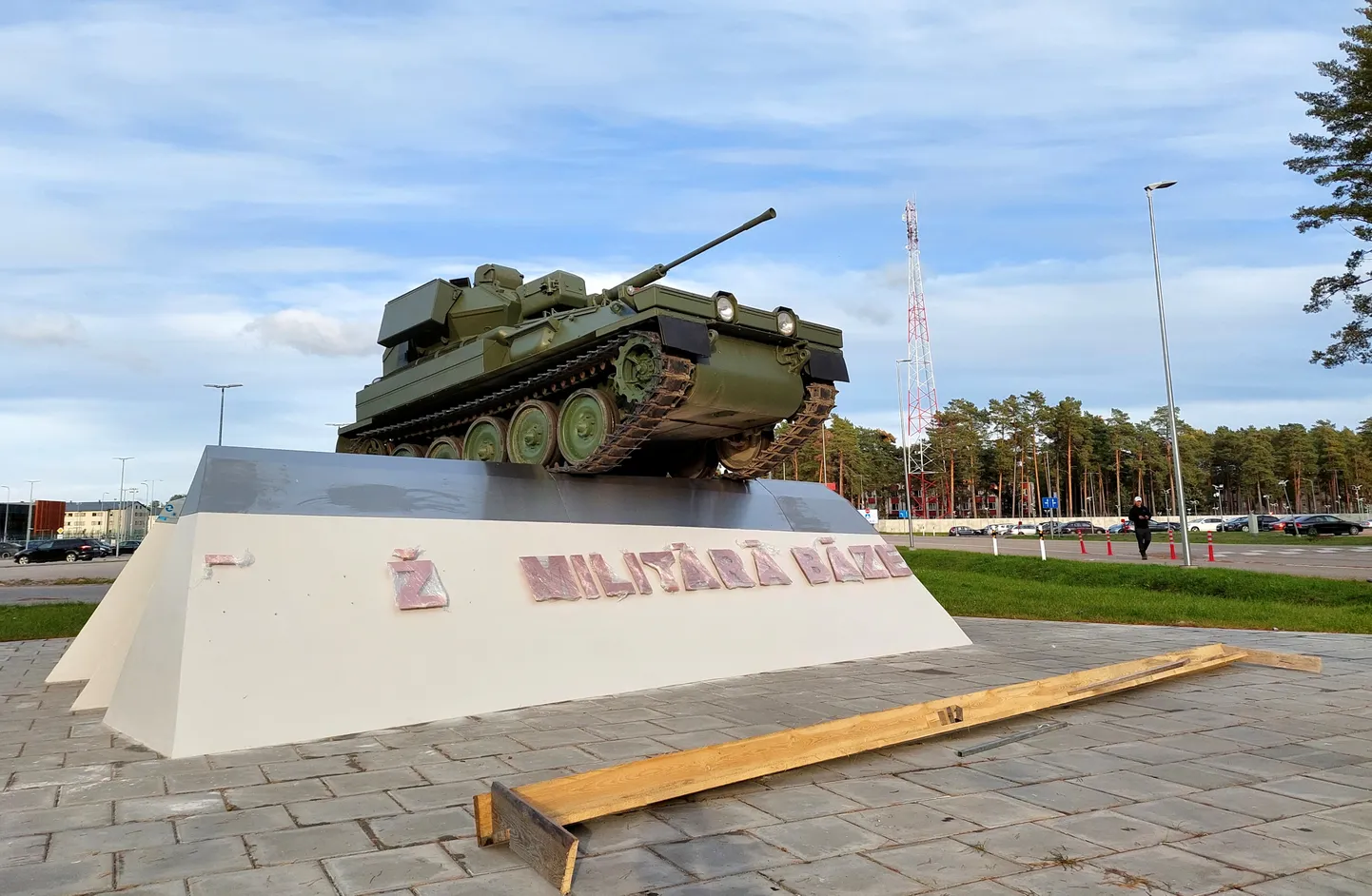 Jaunā militarizētās tēlniecības kompozīcija pie Nacionālo bruņoto spēku militārās bāzes Kadagā.