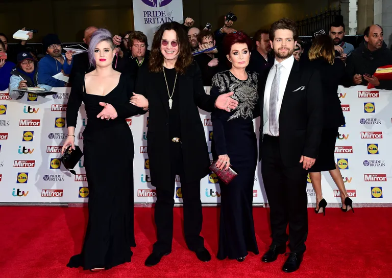 Osbourne'ide perekond, (vasakult paremale) Kelly, Ozzy, Sharon ja Jack.