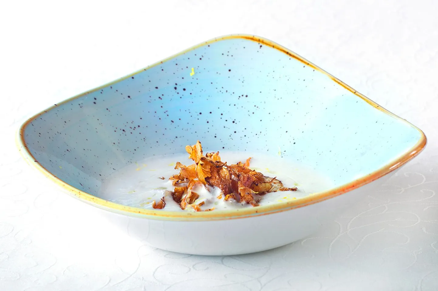 Нежная пена, тонкий ореховый вкус, хрустящие румяные чипсы из топинамбура – отличное начало обеда.