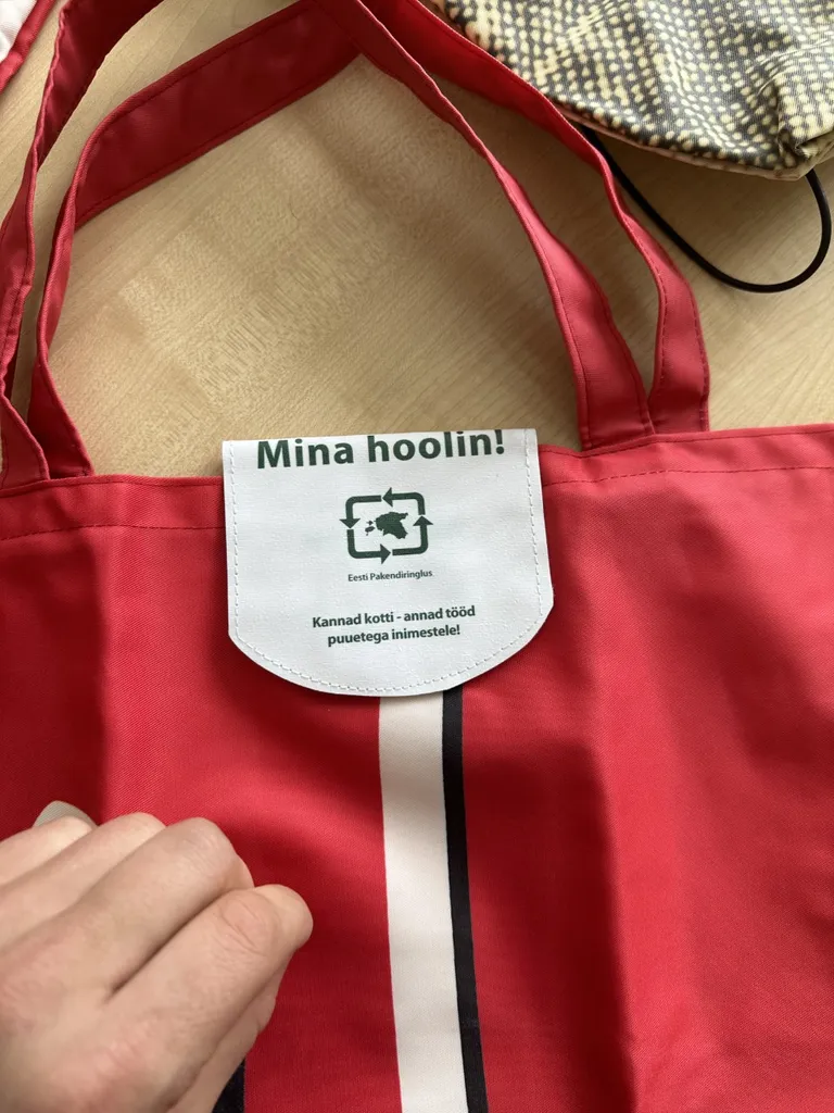 Suurest reklaamist tehtud kott.