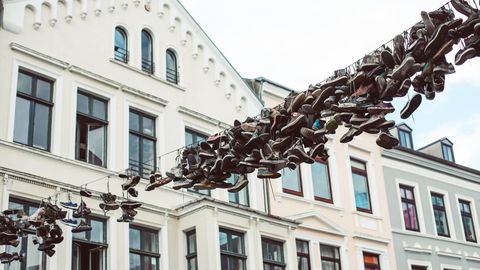 Narkoärikate salasõnumid või ulakad lapsed? Üle traatide visatud tossudel on mitu huvitavat võimalikku tähendust