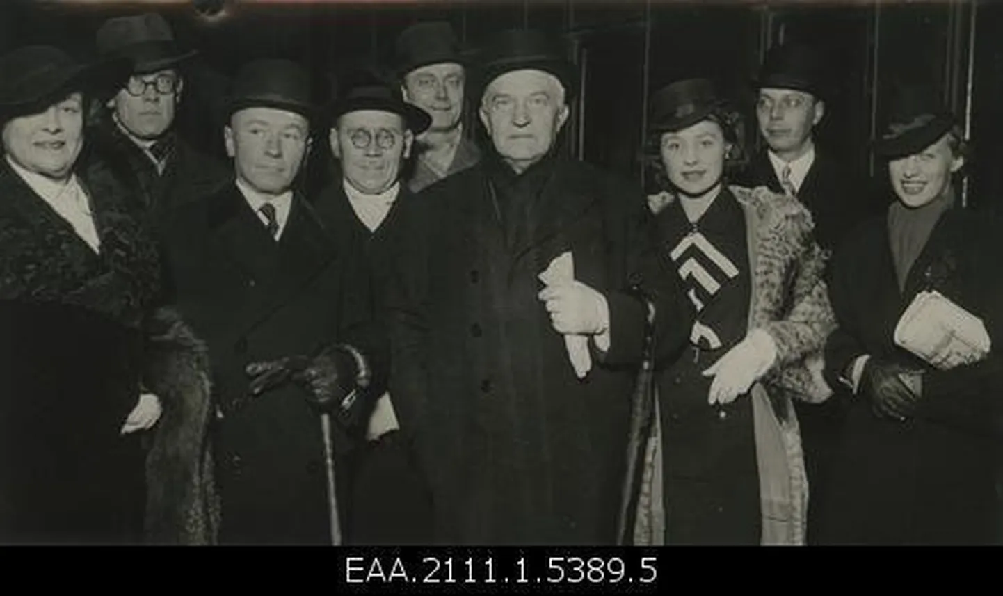 Välisminister Friedrich Akel saatjatega saabununa Rahvasteliidu Täiskogult Genfist 10.10.1936. Vasakult: pr. Akel, välisministeeriumi sekretär Kotsar, saadik B.Dailide, välisministri abi A. Rei, administratiivosakonna direktor D.Treude, välisminister dr. Fr. Akel, preili Asta Akel, protokolliülem E. Kirotar, preili Liia Akel.