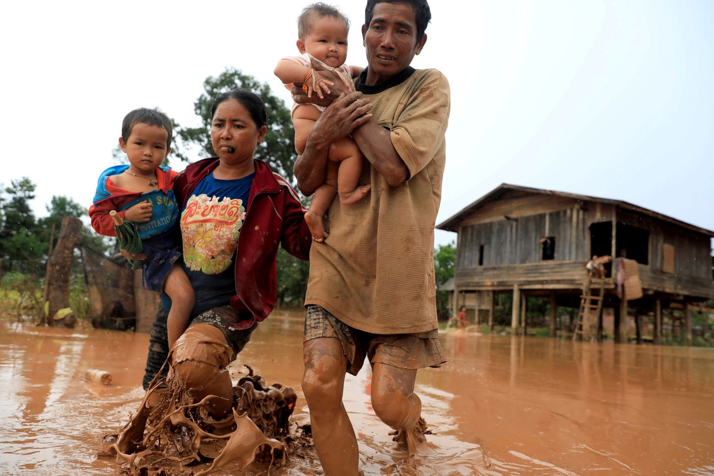 Laoses on õnnetuse tagajärjel kodu kaotanud üle 6000 inimese.