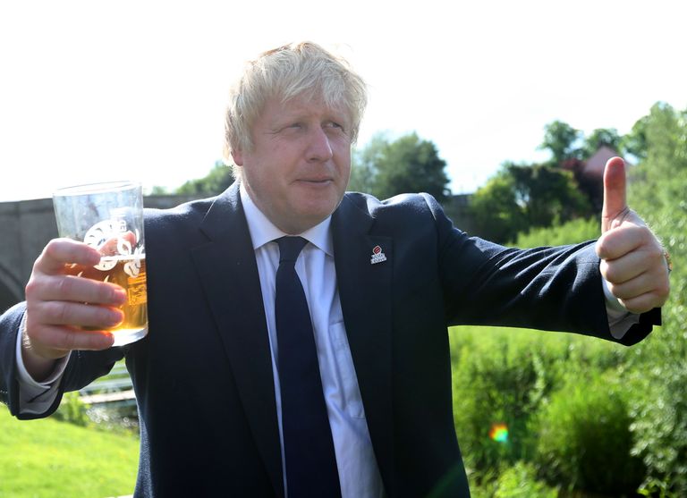 Endine Londoni linnapea ja konservatiivist poliitik Boris Johnson 22. juunil 2016 Kirde-Inglismaal Piercebridge'is inimestega kohtumas, et rääkida nendega Brexitist. Talle pakuti kohalikku õlut