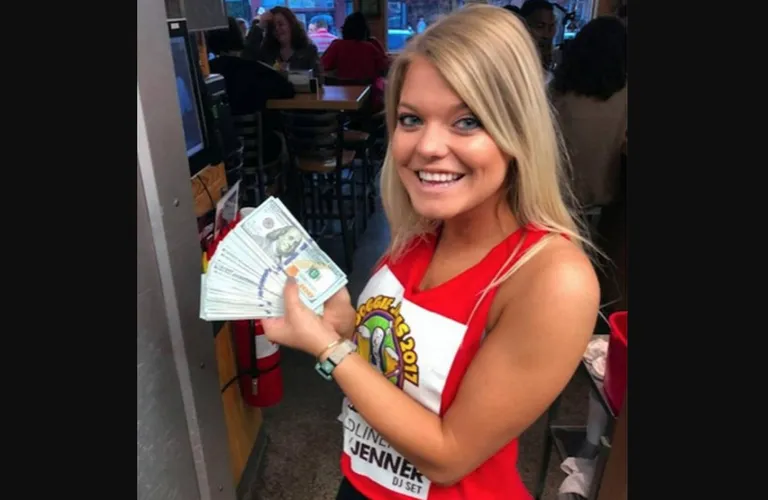 USA Põhja-Carolina Greenville'i Sup Dogs söögikoha ettekandja Alaina Custer sai 10 000 dollarit jootraha