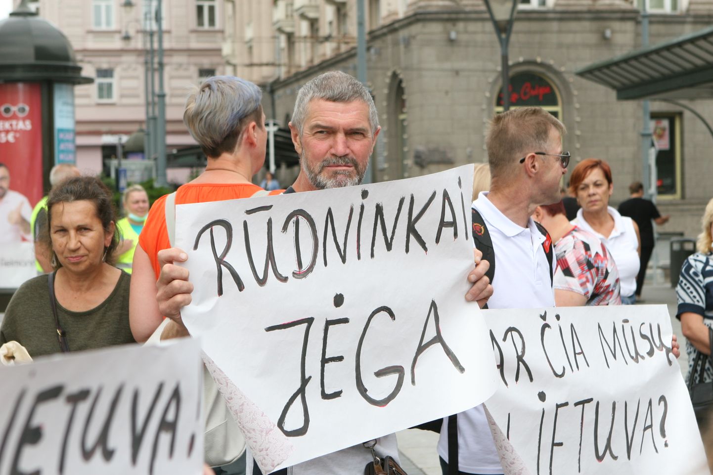 Polügooni lähedal elavad inimesed avaldavad migrantide majutamise vastu Vilniuses meelt.