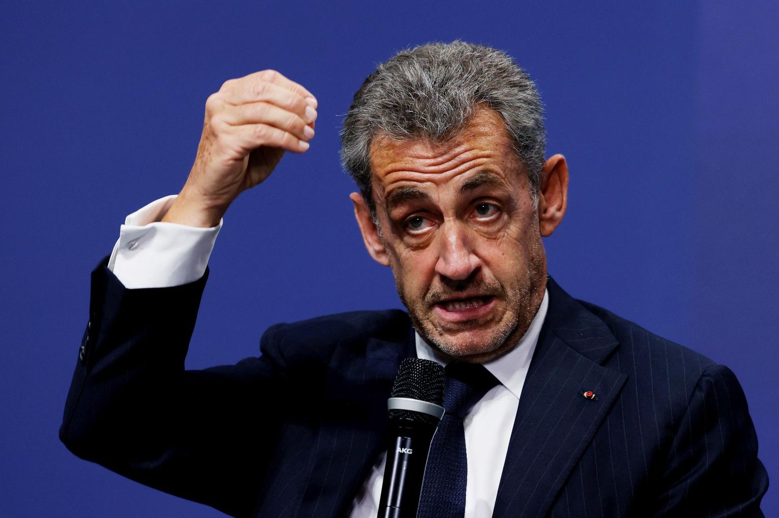 Prantsusmaa endine president Nicolas Sarkozy üleeile Madridis konservatiivse Rahvapartei korraldatud debatil. Eile ta Pariisi kohtusse süüdimõistvat otsust kuulama ei ilmunud. 