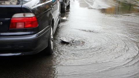 Rīga po močnem deževju: sedem avtomobilov za črpanje vode na poplavljenih ulicah